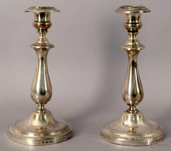 Coppia di candelieri Christoffle in metallo argentato, altezza 22,5 cm.