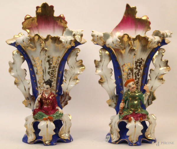 Coppia di vasi Luigi Filippo in porcellana policroma con figure a rilievo, H 36 cm, (mancanze).