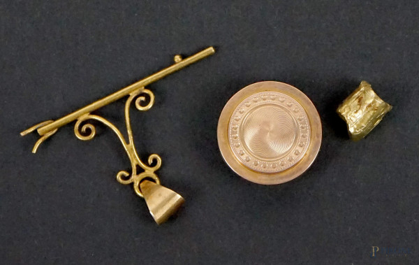 Lotto composto da tre piccoli oggetti in oro 18 KT, misure max cm 2,5x4, peso gr.6,1