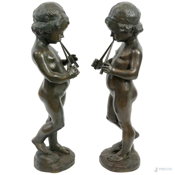 Coppia di sculture in bronzo rappresentanti due putti che suonano il doppio flauto, XX secolo, altezza cm 81