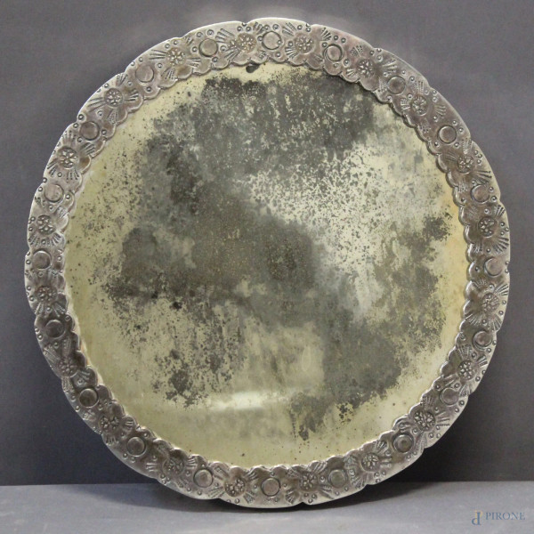 Specchio di linea tonda in argento sbalzato ed inciso, arte Orientale