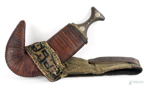 Vecchio modello di pugnale tribale islamico con cintura, cm.36x21,5x2