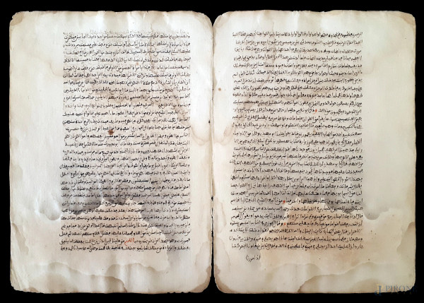 Antico manoscritto persiano in caratteri arabi vergati a inchiostro bruno e lacca rossa, (macchie sulla carta).