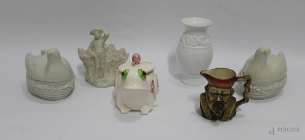 Lotto di sei oggetti diversi in porcellana e bisquit, h. massima 13 cm.