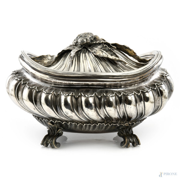 Legumiera in argento 800/000, XX secolo, cm 28x40x30, peso gr 2520, (lievi segni di usura)