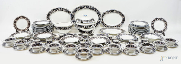 Servizio in porcellana, Wedgwood Bone China, Florentine 1956, tese con decori a grottesche, (pz.121), misure max cm 16x28x22, (difetti, un pezzo rotto)