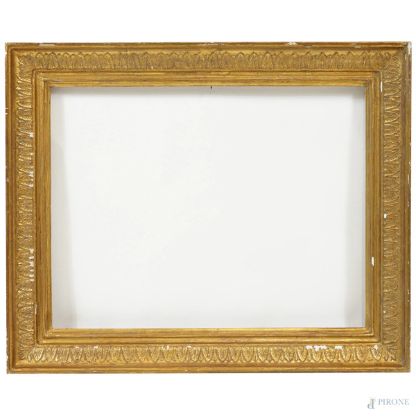 Cornice in legno dorato e intagliato con decoro a palmette, XX secolo, ingombro 64,5x53, battente cm 53x41, (difetti)