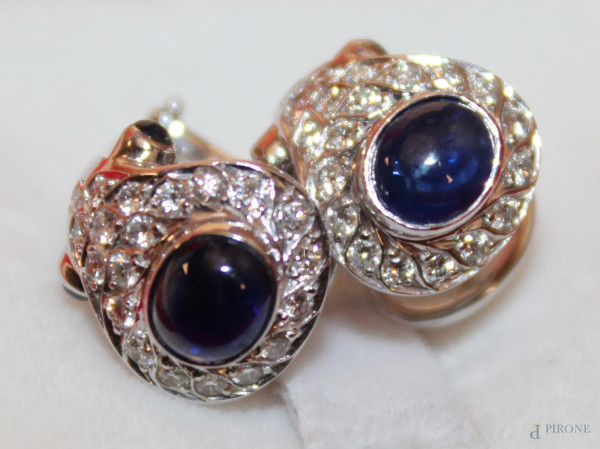 Orecchini in oro bianco con zaffiri e brillantini, gr. 8,9
