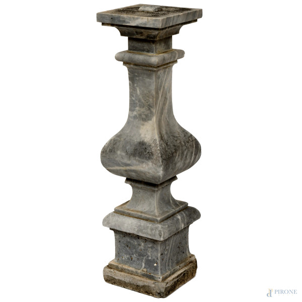Colonna in marmo grigio, XX secolo, altezza cm 54, (difetti, sbeccature)