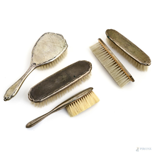 Set da toletta composta da cinque spazzole rivestite in argento, XX secolo, lunghezza massima cm