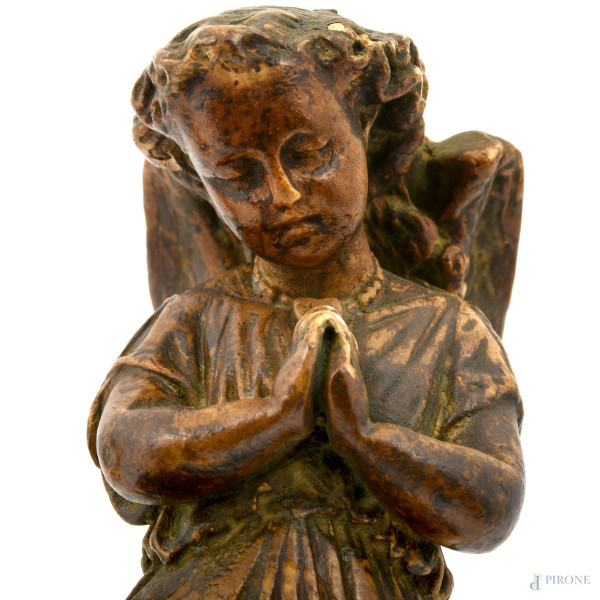 Coppia di angeli in terracotta smaltata, XIX secolo, cm 18x10x6, (difetti).