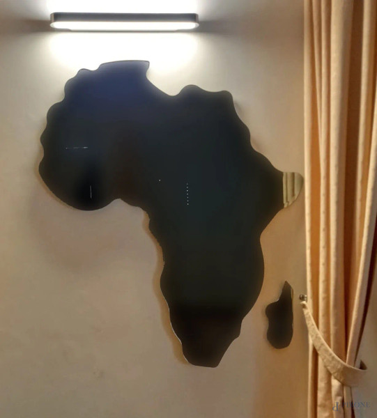 Cattelan, specchiera da parete a forma di Africa, cm h 140.