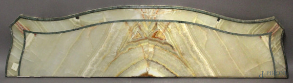 Piano di linea sagomata in onice con filetti in marmo, inizi &#39;900, cm 120 x 30.