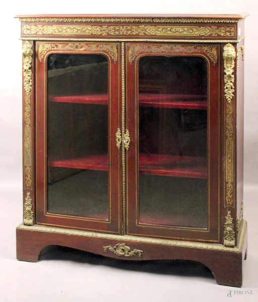 Vetrina Napoleone III in mogano a due sportelli a vetri con intarsi in ottone, finiture in bronzo, altezza 116x101x34 cm.