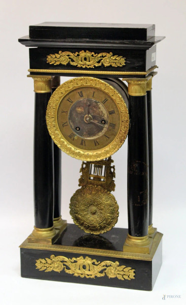 Orologio a tempietto in legno ebanizzato con finiture in bronzo dorato, Francia XIX sec, (da revisionare), h. 47 cm