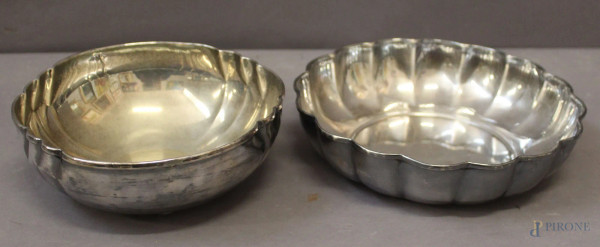 Lotto di due centrotavola in argento, gr. 497