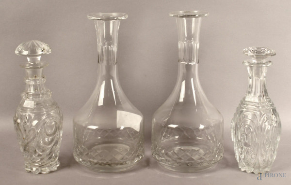 Lotto composto da quattro bottiglie in cristallo, altezza max. 25,5 cm.