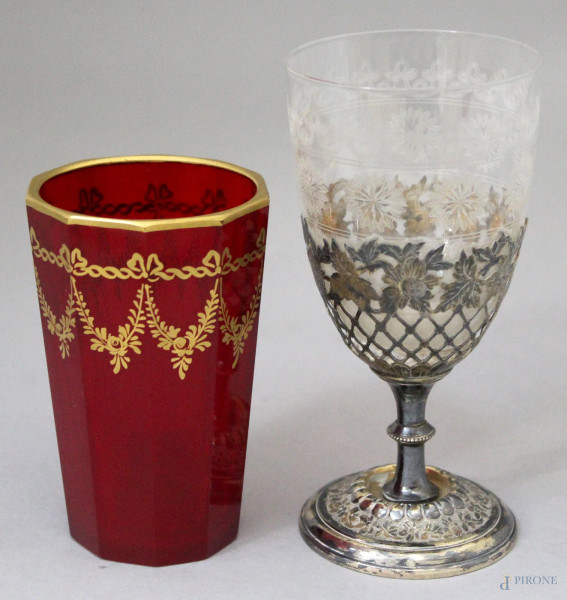 Lotto composto da un bicchiere in cristallo ed un calice in vetro inciso, base in metallo, altezza max. 15 cm.