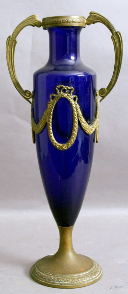 Vaso in vetro blu cobalto con base ed applicazioni in bronzo, XIX sec., H 44 cm.