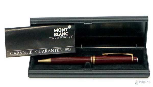 Montblanc, penna a sfera bordeaux, lunghezza cm 14,5, entro custodia originale.