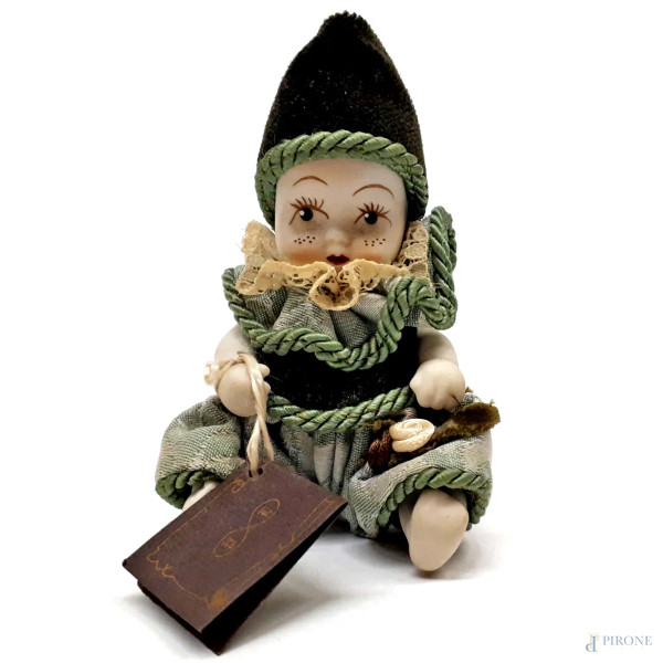 Lotto composto da due piccole bambole, una Lenci con occhi in vetro (uno mancante) e una in porce...