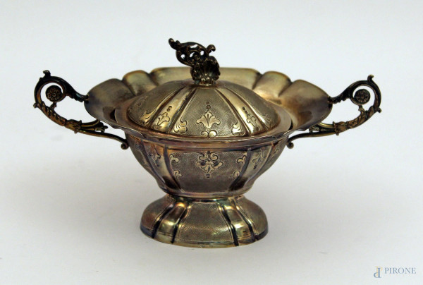Zuccheriera a due anse in argento interno a vermaille cesellato, h. cm. 14.