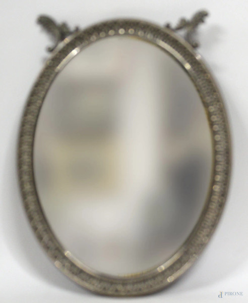 Specchierina in argento di linea ovale, H 22 cm.