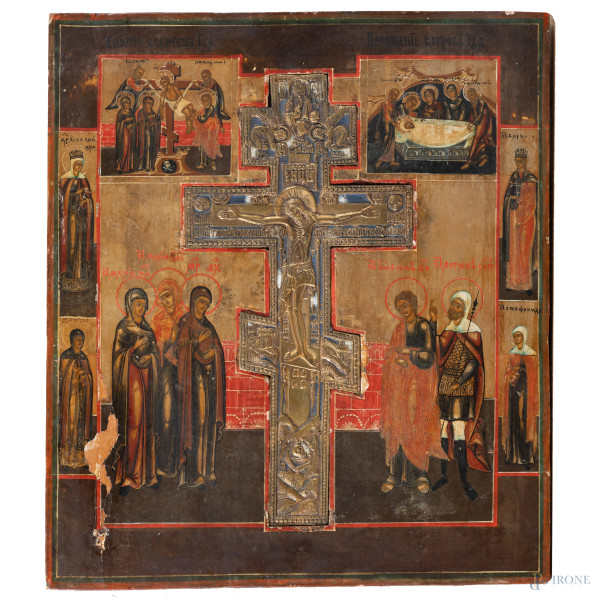 Icona con inserto in lamina di bronzo dorato raffigurante Crocifissione, tempera su tavola, XIX-XX secolo, cm 34,5x30,5, (segni di usura, difetti)
