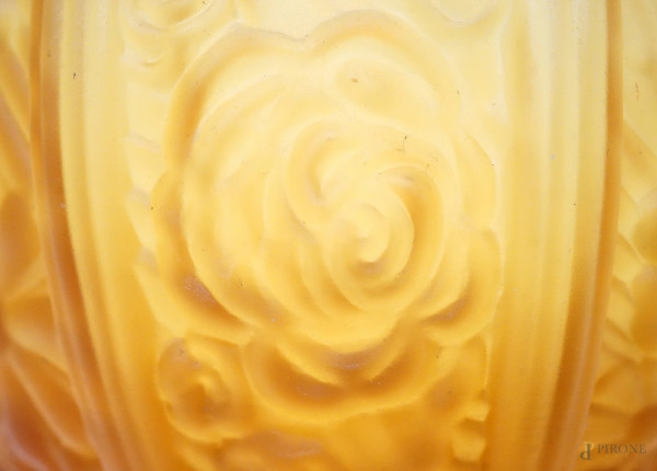 Vaso in vetro opaco arancione stampato a motivi floreali, XX secolo, altezza cm 19