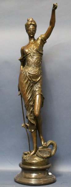 La Giustizia, fusione in bronzo poggiante su base in marmo, H 95 cm.