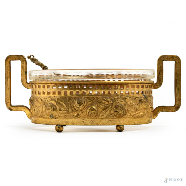 Centrino in metallo dorato finemente cesellato e vetro con cucchiaino in metallo dorato, XX secolo, cm 7,5x18x8, (segni di usura, difetti)