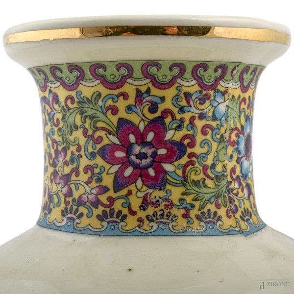 Vaso decorato con scene di genere. Cina, XX secolo, altezza cm 26
