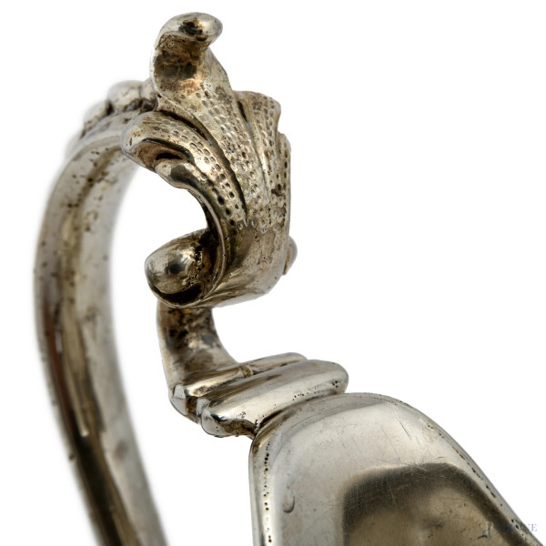 Versatoio in argento 800/000 finemente cesellato, altezza cm 22,5, peso gr 470