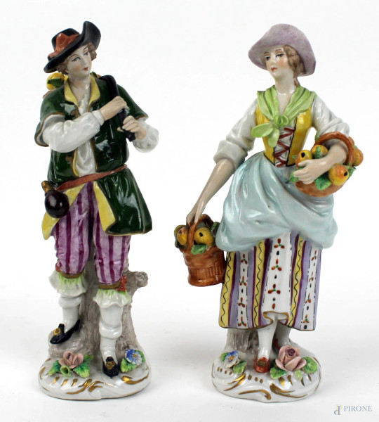 Lui e lei, coppia di sculture in porcellana policroma Capodimonte, altezza cm. 14, XX secolo.
