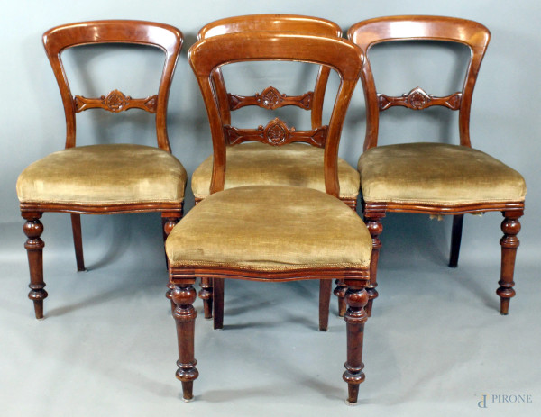 Quattro sedie in mogano, schienale traforato, gambe anteriori tornite, le posteriori a sciabola, seduta imbottita e rivestita in velluto beige, altezza cm. 87.