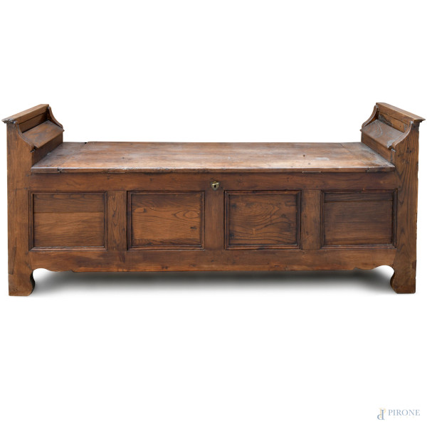 Cassapanca in legno con fronte scandito da quadrature e braccioli sagomati. XIX secolo, cm 81,5x183x59 (segni di usura, difetti, graffi, scalfiture)