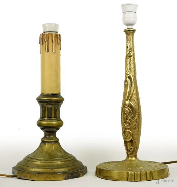 Lotto di due lampade da tavolo in bronzo, epoche diverse, alt. max cm 55