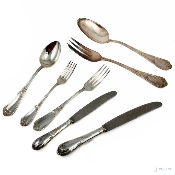 Servizio di posate in argento 800/000, lunghezza massima cm 32, peso complessivo al netto dei coltelli gr 3866