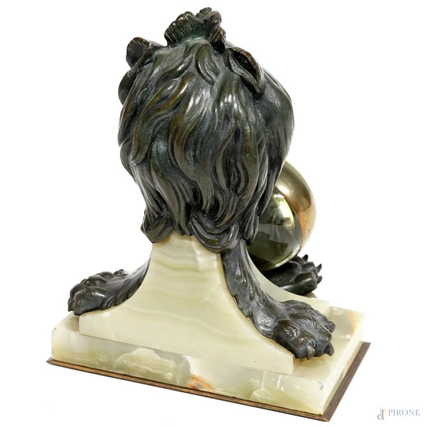 Orologio da tavolo composto da una scultura in bronzo rappresentante un leone, base in marmo, con...