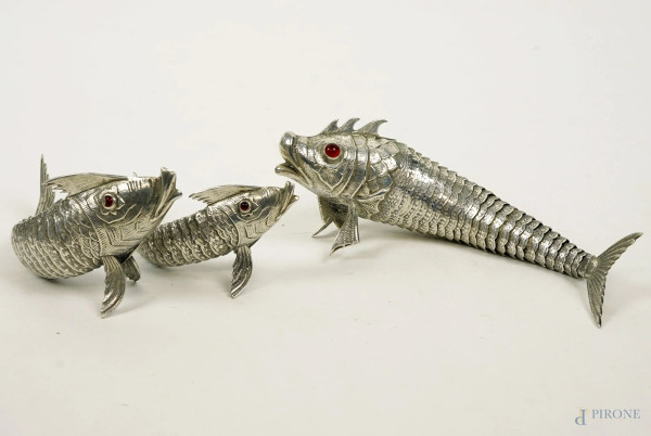 Tre pesci in argento con corpi snodati, XX secolo, lunghezza max cm 18,5, peso gr. 190. 