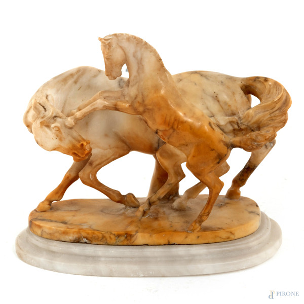 Cavalli, XX secolo, gruppo scultoreo in marmo e alabastro, cm 14,5x16,5x9,5, (segni di usura, scalfiture, mancanze, difetti)