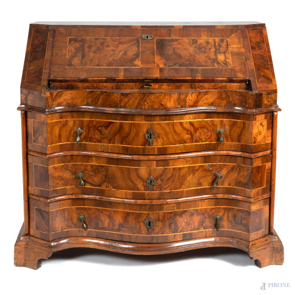 Ribalta impiallacciata in radica e varie essenze a fronte mosso scandito da tre cassetti sormontati da sportello a calatoia fungente da piano scrittoio e celante vani e cassetti, XVIII secolo, cm 112,5x126x63, (segni di usura, scalfiture, difetti, parti sostituite)