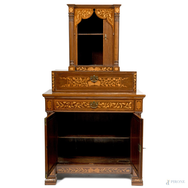 Credenza olandese a doppio corpo in legno impiallacciato e intarsiato a motivi floreali in varie ...