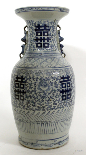 Vaso in porcellana chiara con ideogrammi, h. 44 cm, arte cinese.