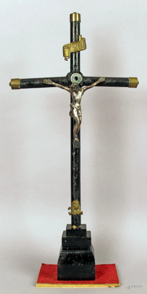 Cristo in argento, altezza 11 cm con croce in legno ebanizzato, altezza 42 cm, primi &#39;900.