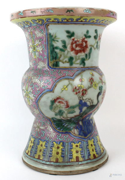 Vaso in porcellana policroma a decoro di volatili e fiori, altezza cm 31,5, Cina, XX secolo