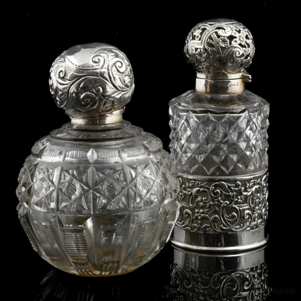 Lotto di due portaprofumo in cristallo e argento, XX secolo, altezza massima cm 14
