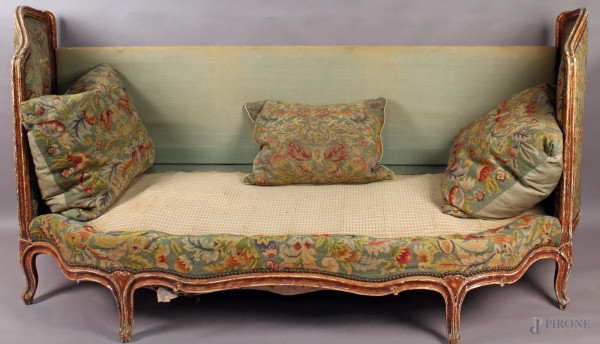 Divano Luigi XV, di linea mossa in legno dorato rivestito in stoffa ricamata a decoro floreale , completi di tre cuscini H100X195X85 cm,