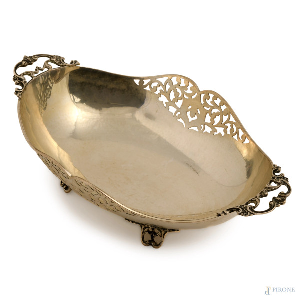 Lotto di tre vassoi centrotavola in argento decorati a traforo, misure massime cm 7,5x28,5; peso ...