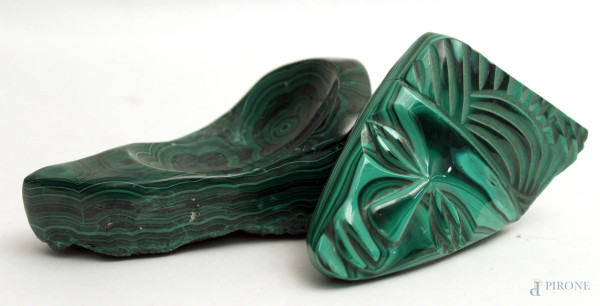 Lotto composto da una scultura e un posacenere in malachite, lungh. 13 cm.